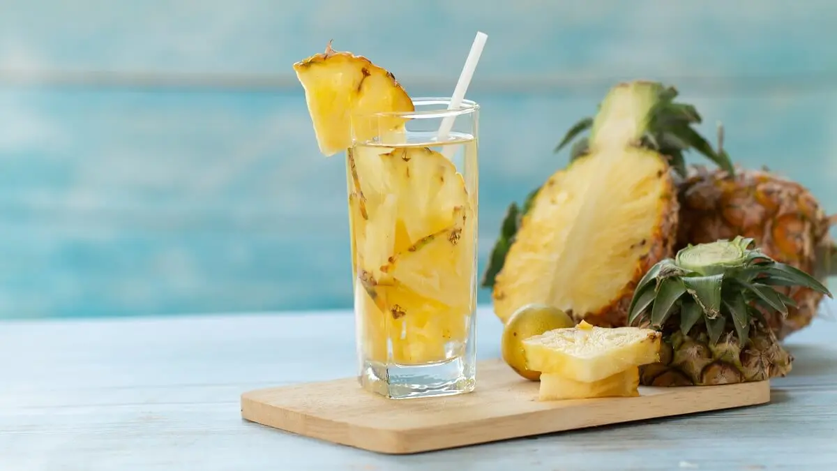 Agua de piña y romero