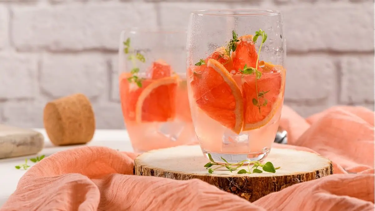 Agua de fresa con pomelo y salvia