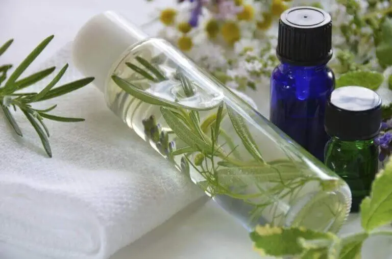 7 usos y beneficios del agua de romero para el cabello y la piel