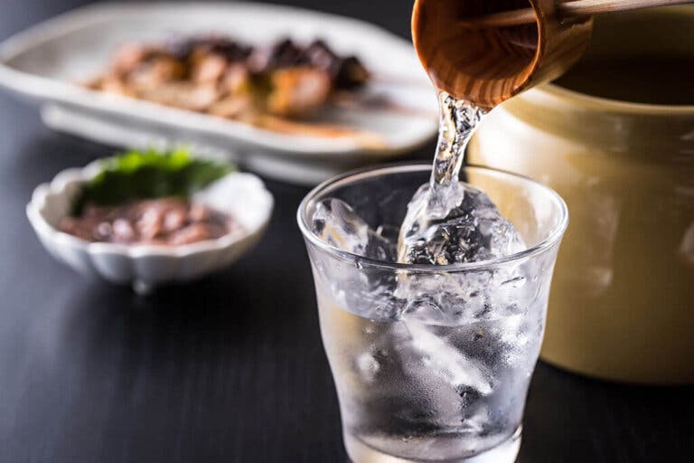 ¿Es bueno beber agua mientras se come?