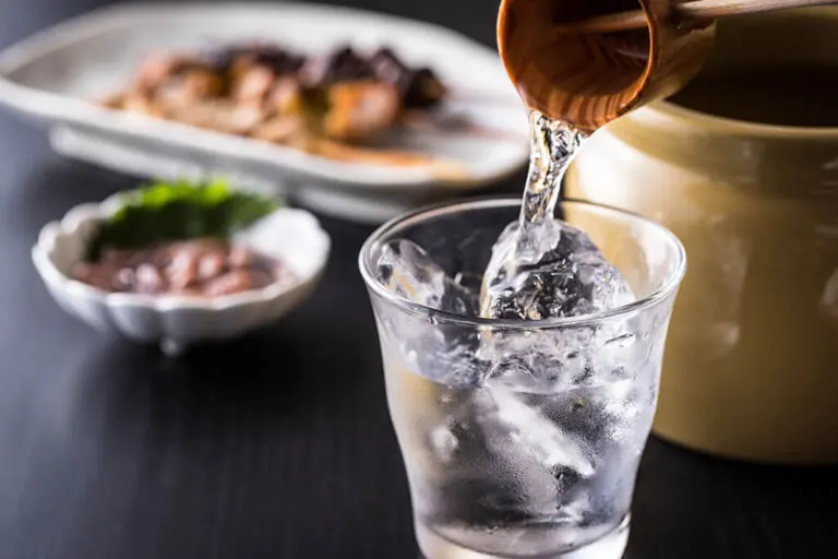 ¿Es bueno beber agua mientras se come?