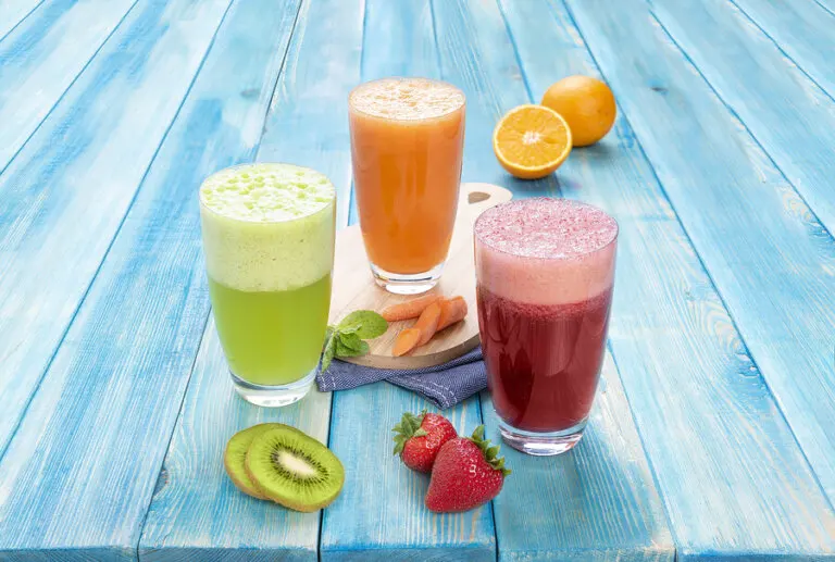 4 jugos naturales para tratar la celulitis