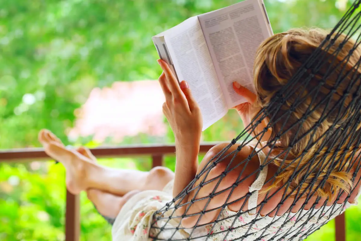 Mujer leyendo un libro tumbada