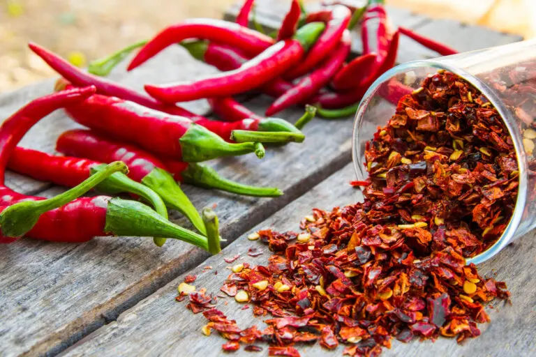 Cómo hacer una pasta de pimiento para la artritis y el dolor en las articulaciones