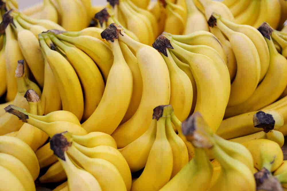 Plátanos o bananas con tirosina para mejorar el tiempo de reacción.