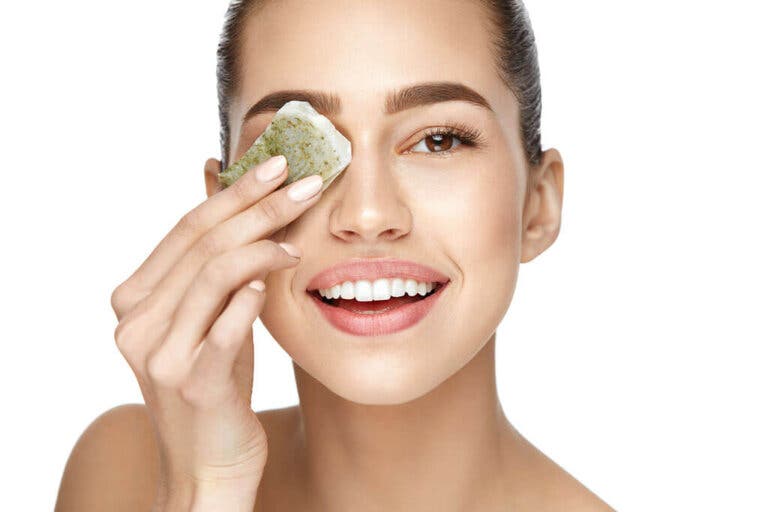 Remedios naturales para combatir las bolsas de los ojos