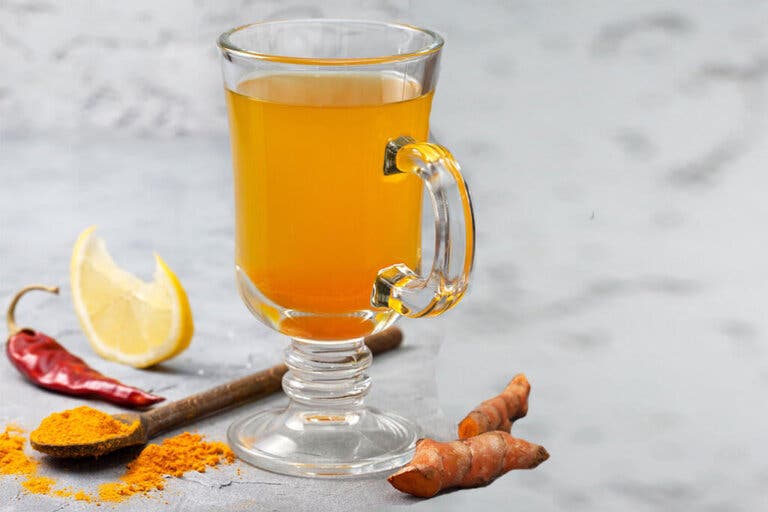 Delicioso té de jengibre y cúrcuma para adelgazar