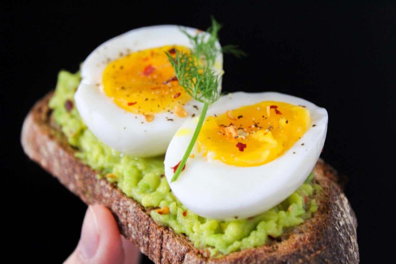 Huevos en un desayuno como suplemento nutricional para las uñas.