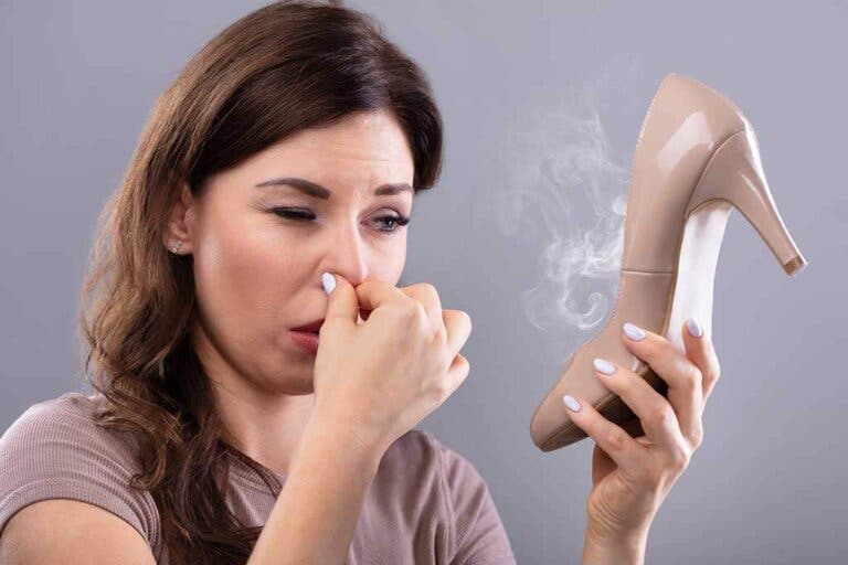6 trucos para eliminar el mal olor de los zapatos