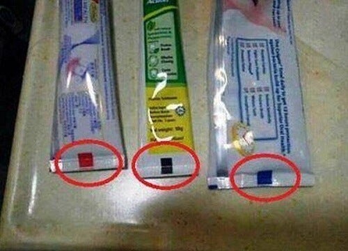 ¿Qué indica la marca de color en el tubo de dentífrico?