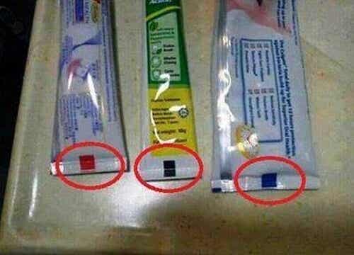 ¿Qué indica la marca de color en el tubo de dentífrico?
