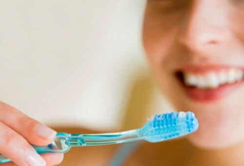¿Podemos lavarnos los dientes sin dentífrico?
