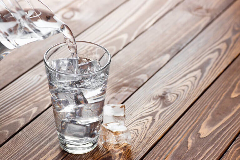 El peligro de beber agua fría después de las comidas