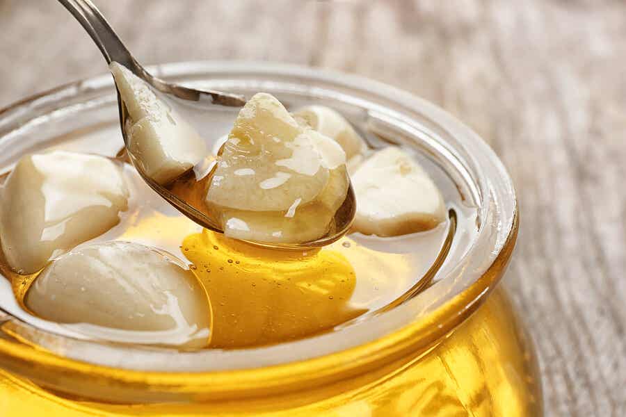 Remedio de ajo, vinagre de manzana y miel para el dolor de garganta