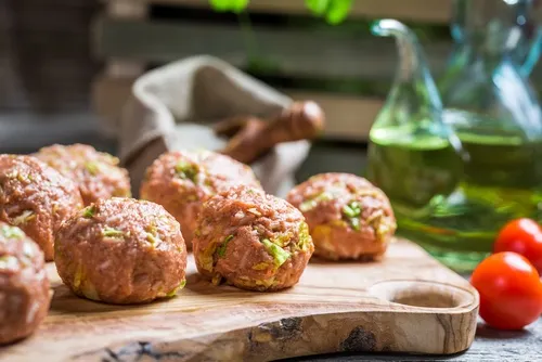 Aprende-esta-receta-tan-divertida-de-albondigas-con-queso.
