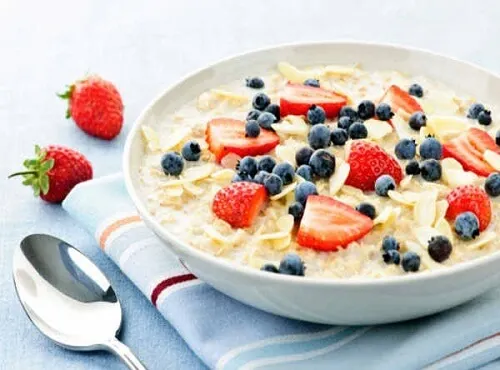 Avena con frutas como ejemplo de desayunos fáciles
