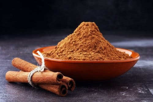 Canela sobre la mesa