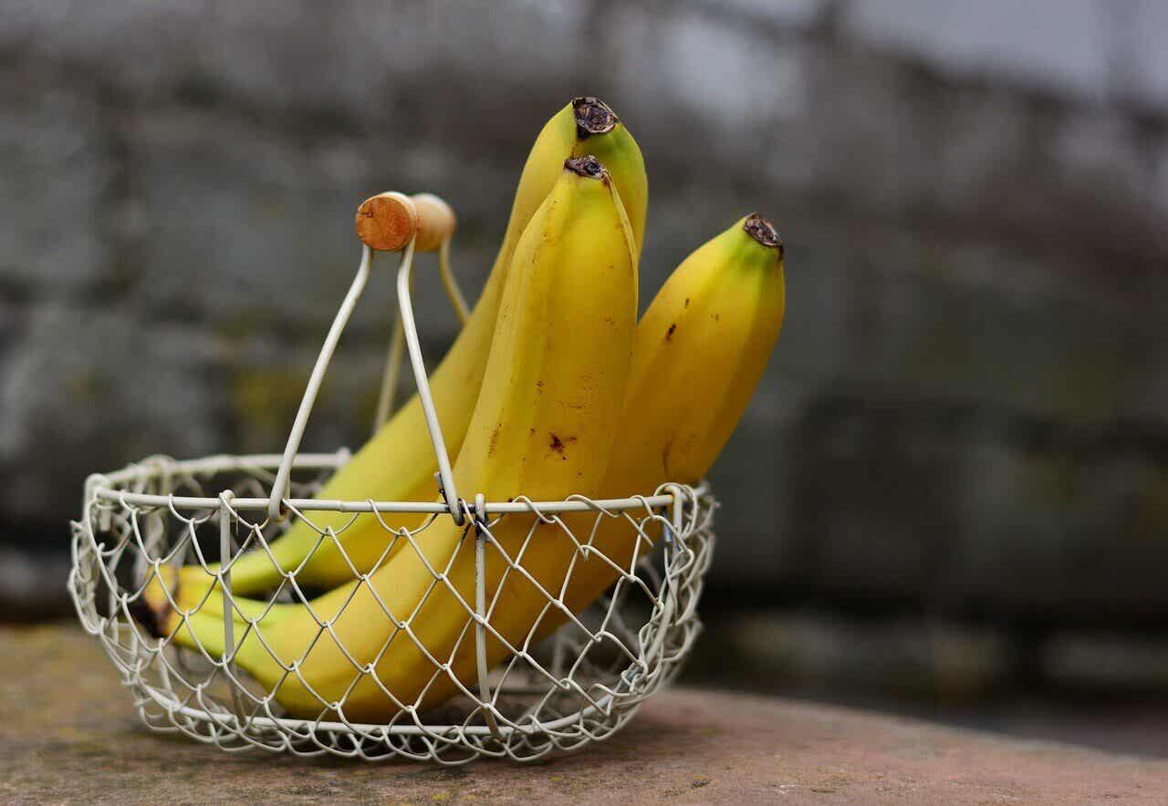 Cesta de plátanos para hacer buñuelos.