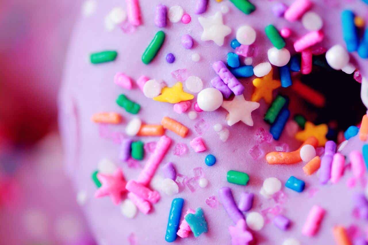 Relación entre el azúcar y los colorantes artificiales