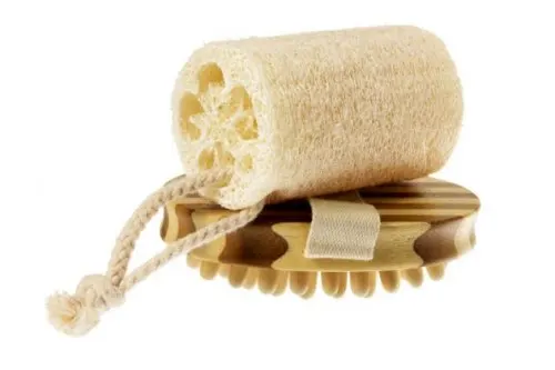 Esponja de luffa natural sobre un cepillo de madera