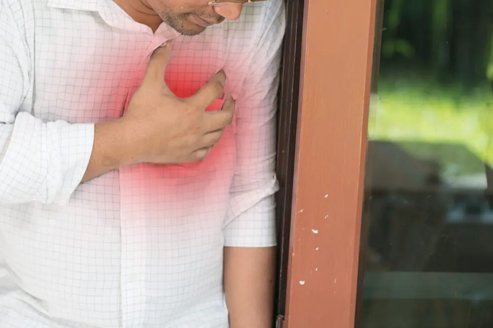 Hombre con dolor de pecho.