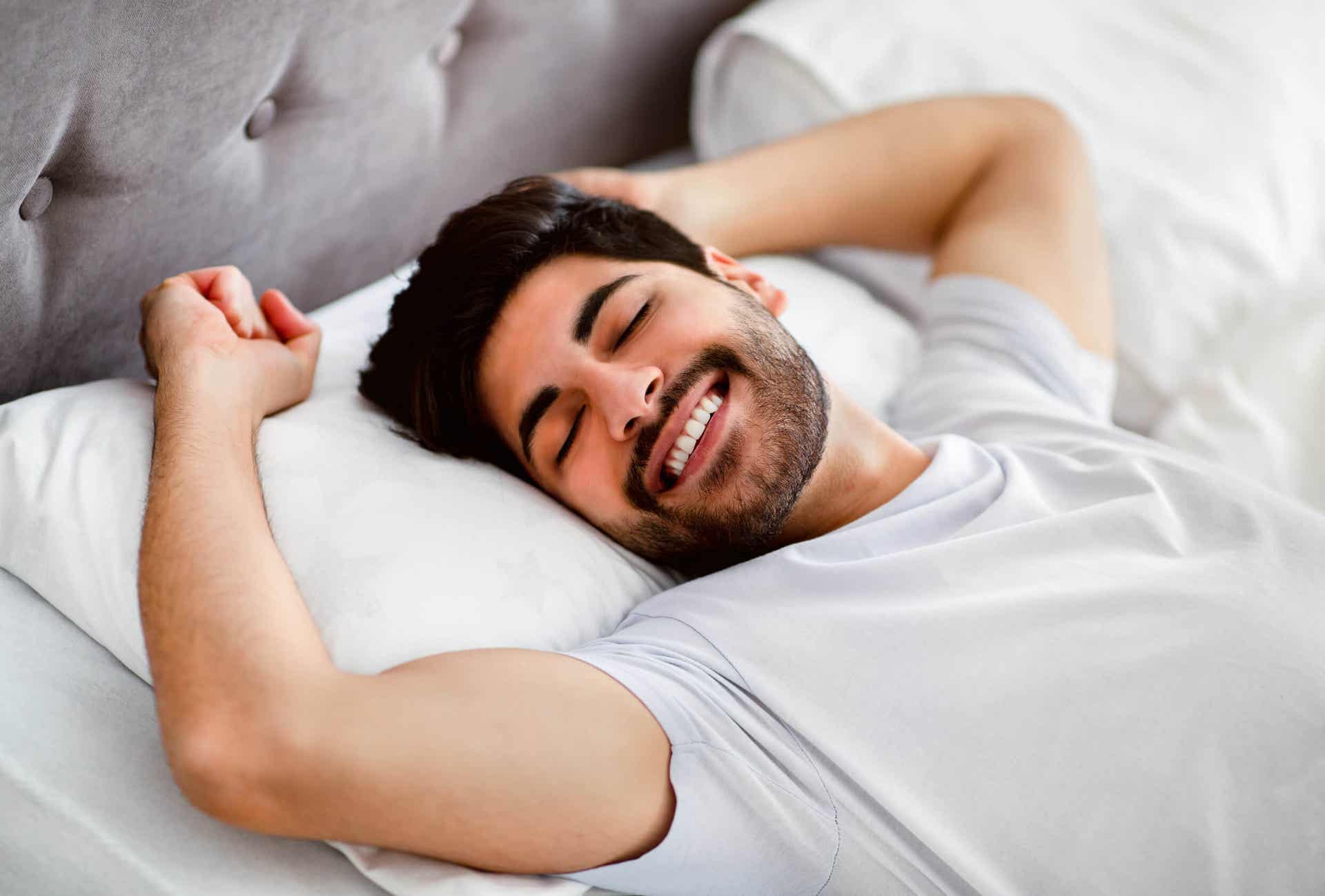 Proteinsynthese - lächelnder Mann im Bett