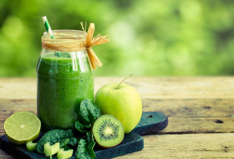 Uno de los jugos para bajar el colesterol es el de manzana y kiwi