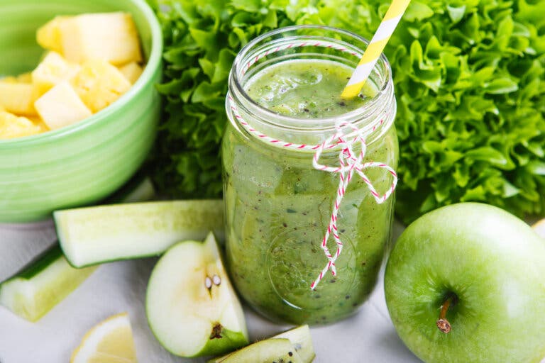 Jugo verde con piña, manzana, col y jengibre