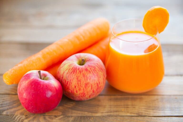 Jugos de manzana, zanahoria y uvas para bajar el colesterol