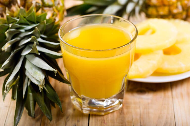 Jugo de piña y limón