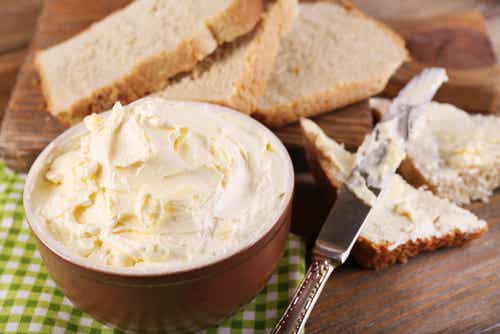 Disfruta de la mantequilla casera con moderación