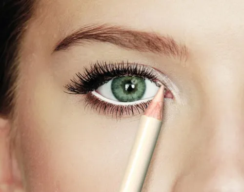 Mujer pintándose los ojos