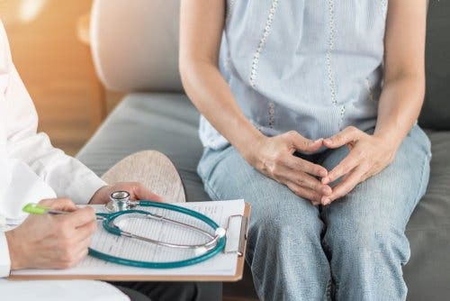 Mujer en consulta médica