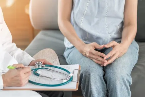 Mujer en consulta médica
