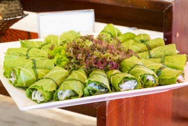 Rollos de lechuga rellenos de pollo