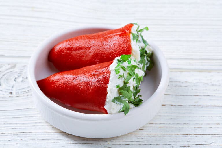 Pimientos rellenos de queso de cabra