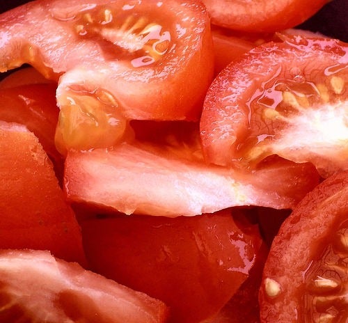 Por que o tomate cozido é melhor do que o cru?
