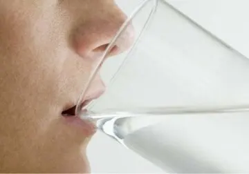 ¿Por qué es bueno beber agua después de levantarse?