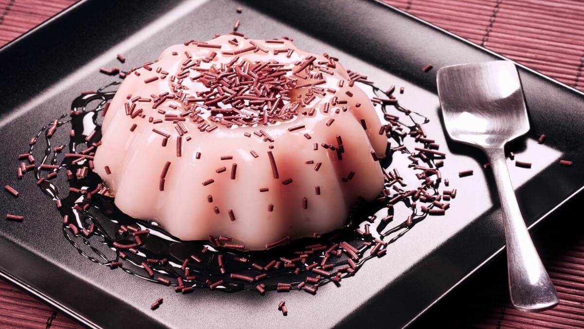 Gelatina de leche y fresa.