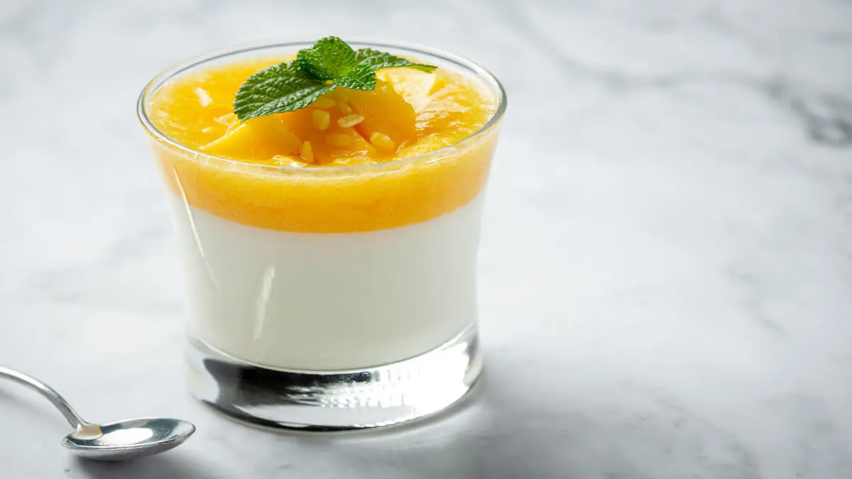 Gelatina de leche de coco y mango.