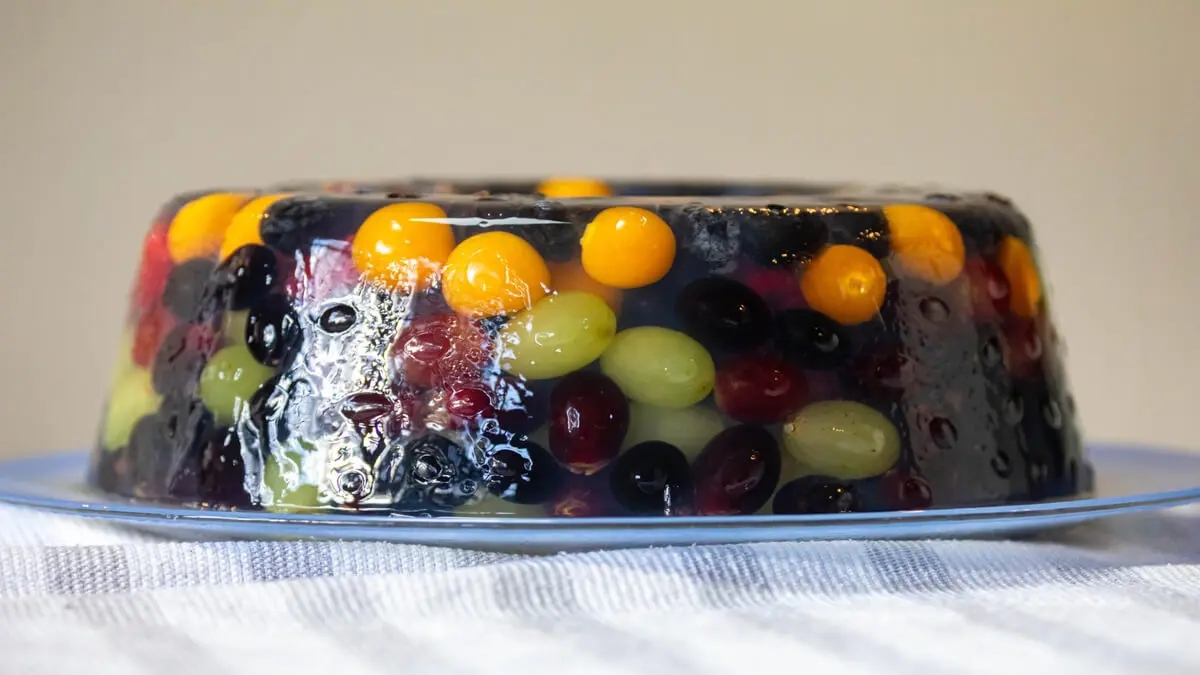 Gelatina casera de frutas.