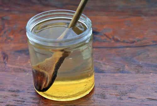¿Qué sucede si tomas agua con miel con el estómago vacío?