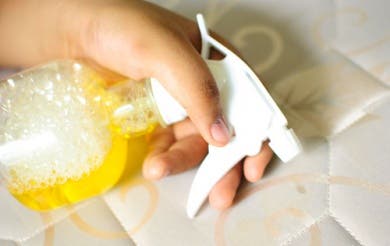 Descubre cómo limpiar y desinfectar tu colchón: ¡Cuida de tu salud!