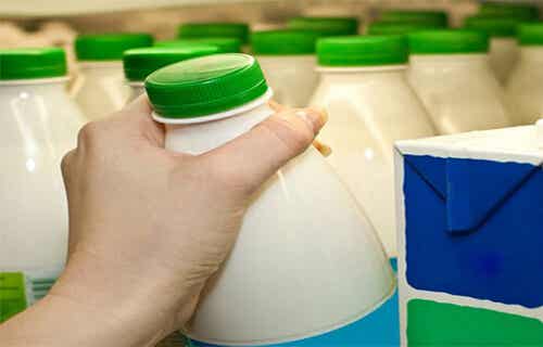 Estudio científico de Harvard recomienda a las personas dejar de tomar leche baja en grasa