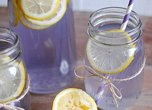 Cómo hacer limonada de lavanda para aliviar el dolor de cabeza y la ansiedad