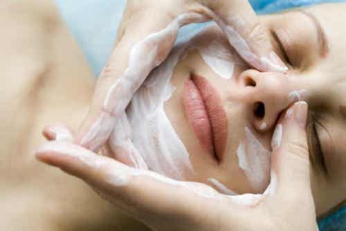 Ansigtsmaske til at behandle fedtet hud