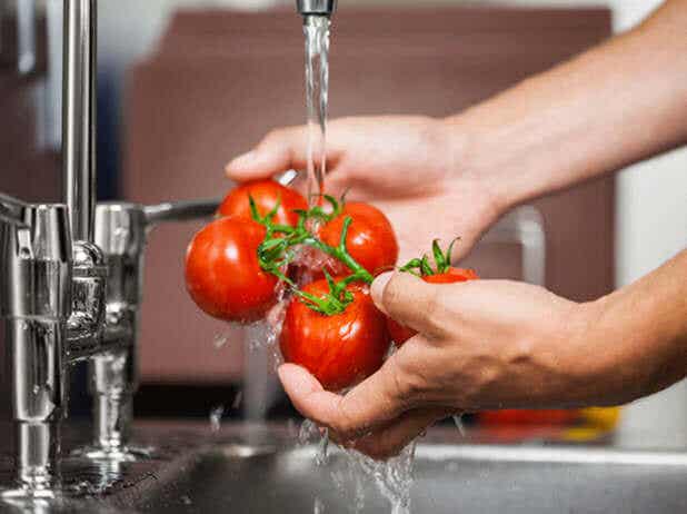 Cómo limpiar las frutas y los vegetales de pesticidas y bacterias