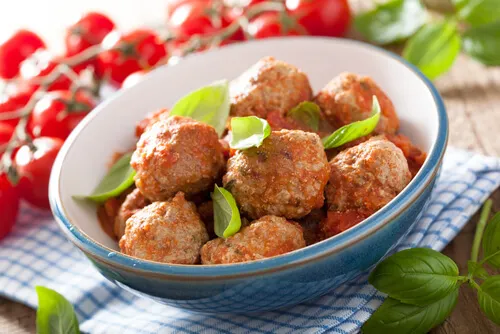 Putenfleischbällchen in einer Schüssel