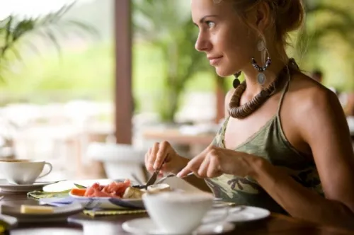 Mujer comiendo despacio