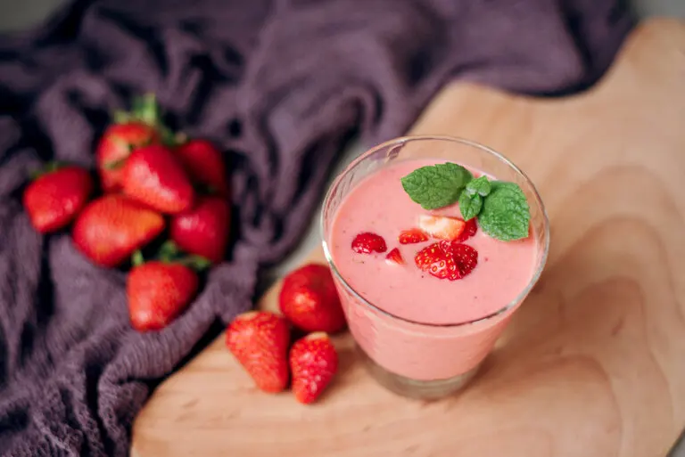 Prepara batidos con frutos rojos para tener una piel sana
